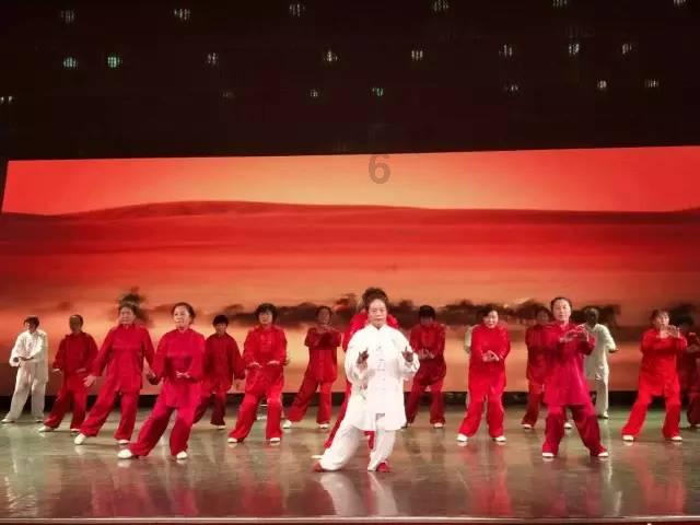 逃离残破的船只