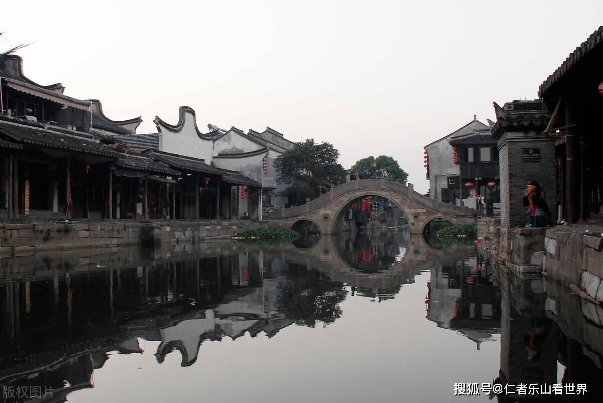 逃离昏暗下的小村
